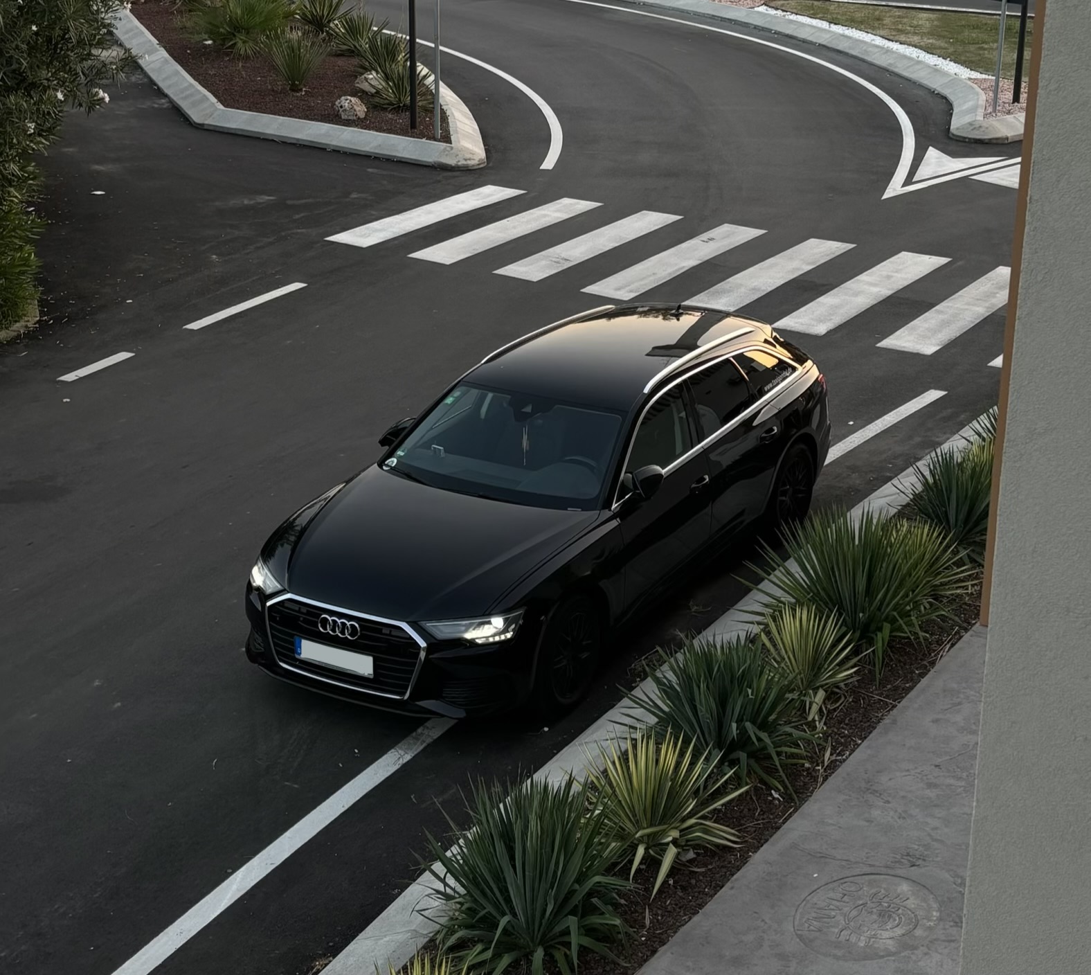 Audi A6 Chauffeur-Limousine am Mittelmeer