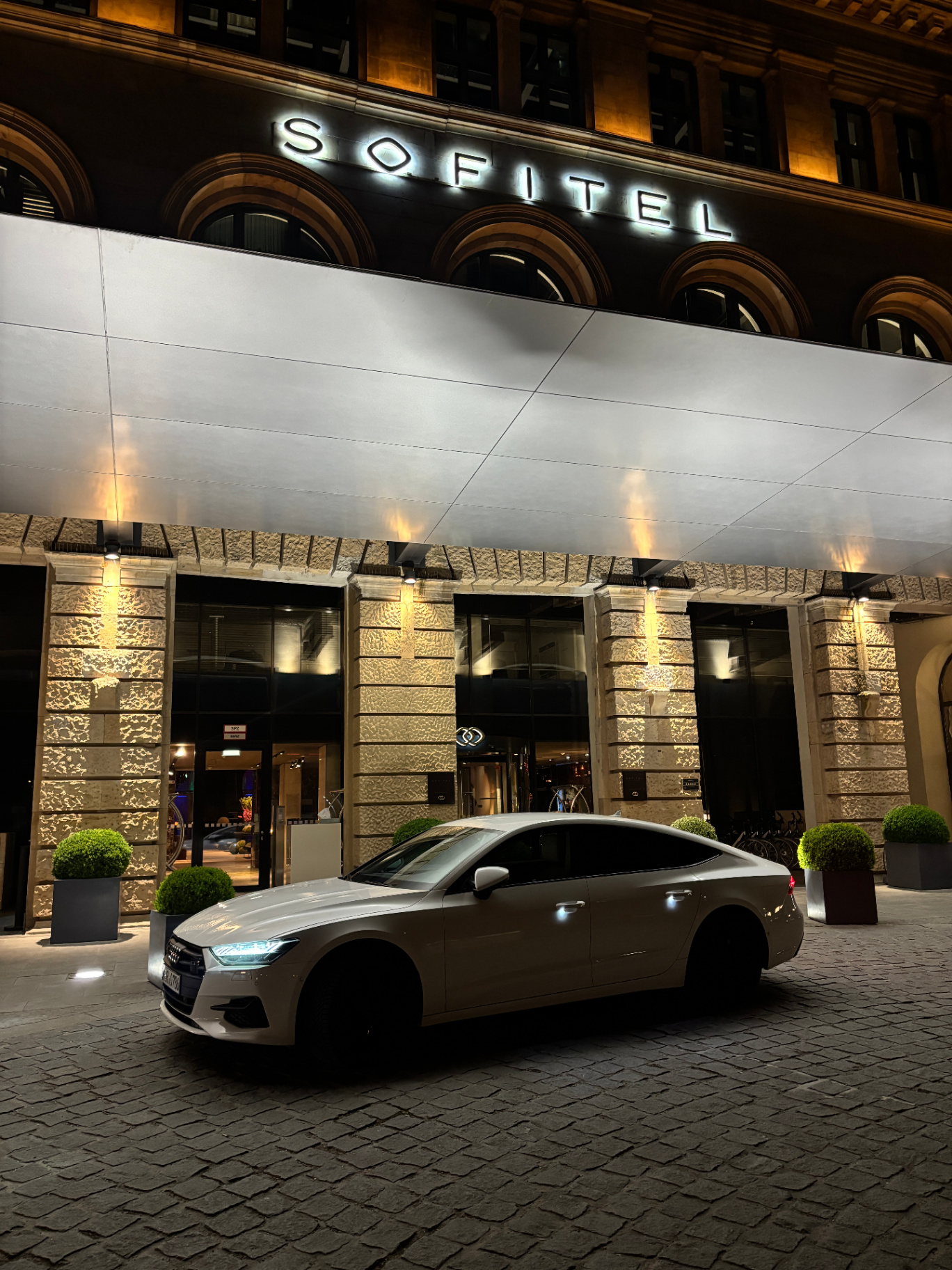Audi A7 First Class vor dem Sofitel Hotel