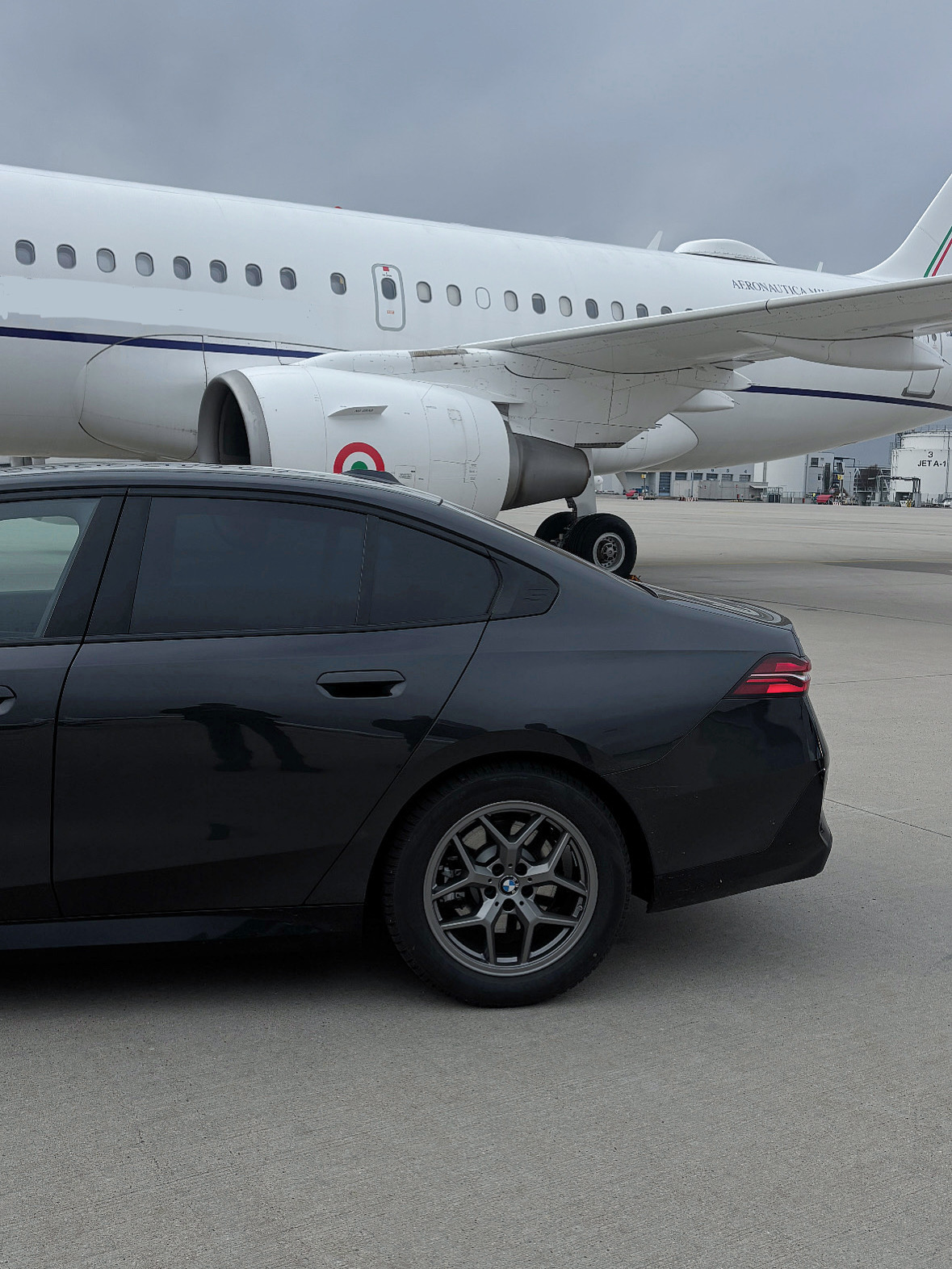 BMW 5er Chauffeur am Flughafen vor Privatjet