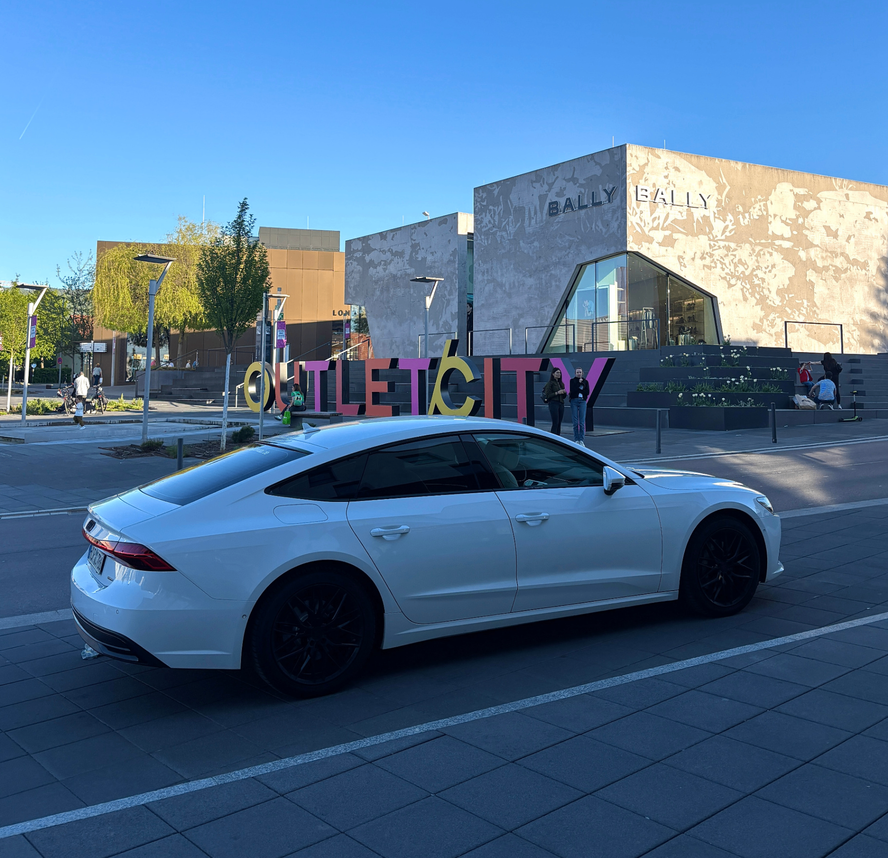 Audi A7 First Class vor der Outletcity Metzingen