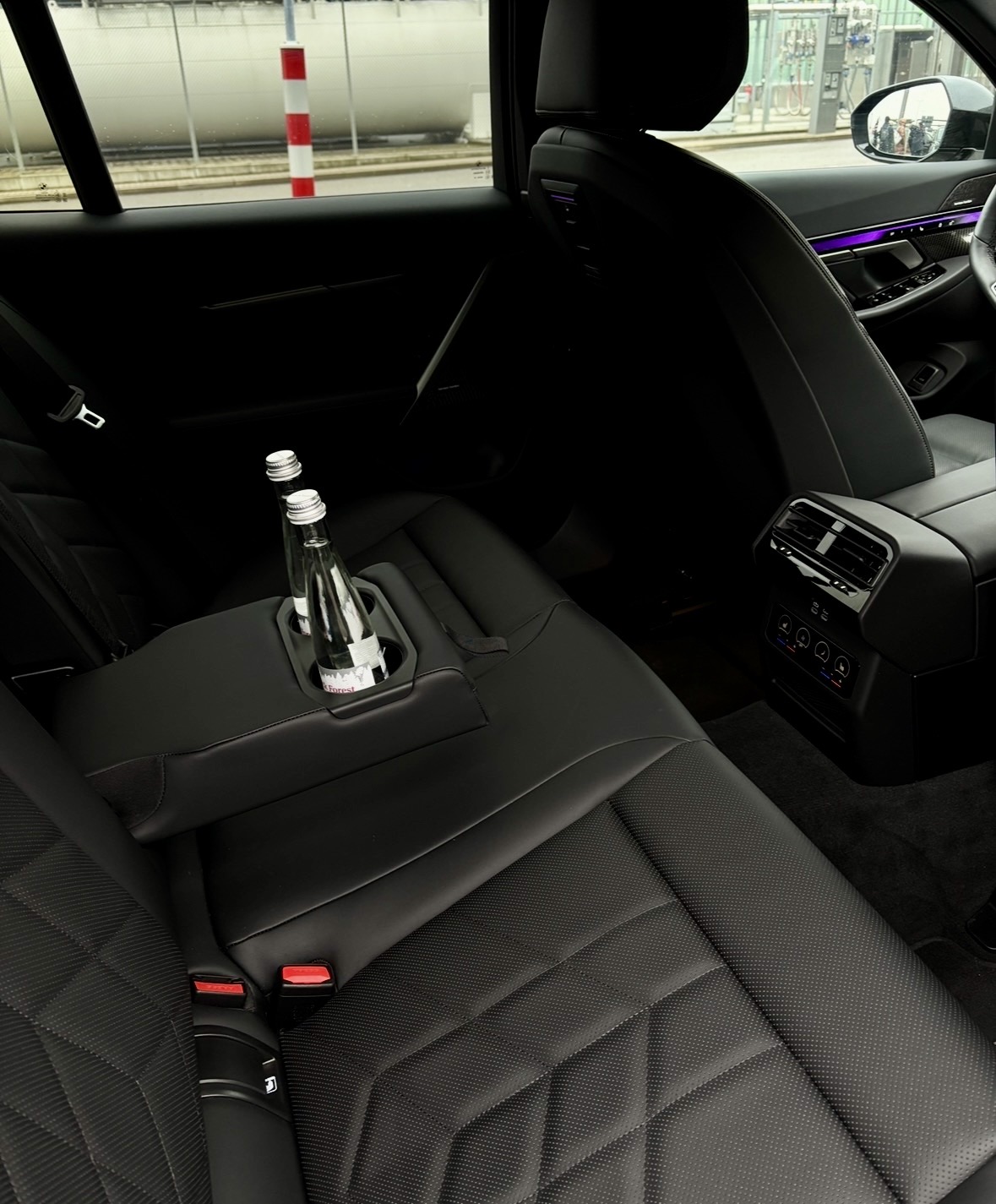 Premium Chauffeur Limousine Interieur — schwarzes Leder mit Wasserservice