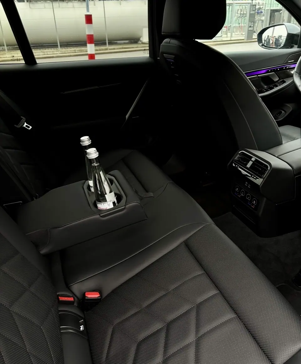Ledersitze mit Wasserservice im Fond einer Mercedes Limousine